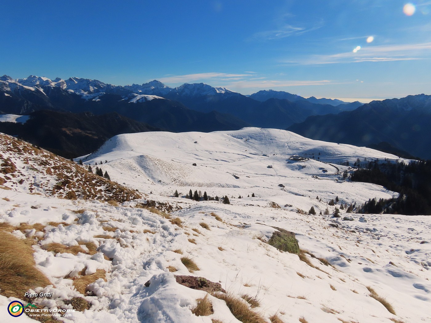 16 Sguardo indietro sui PIani dell'Avaro innevati.JPG